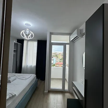 Sunlit Апартаменты